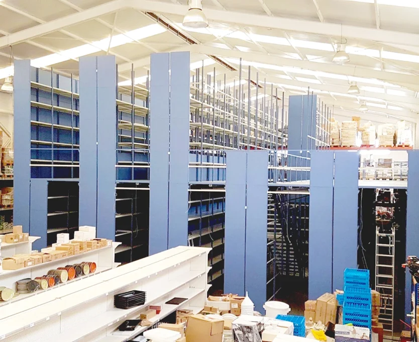 Estanteria con pasillos elevados