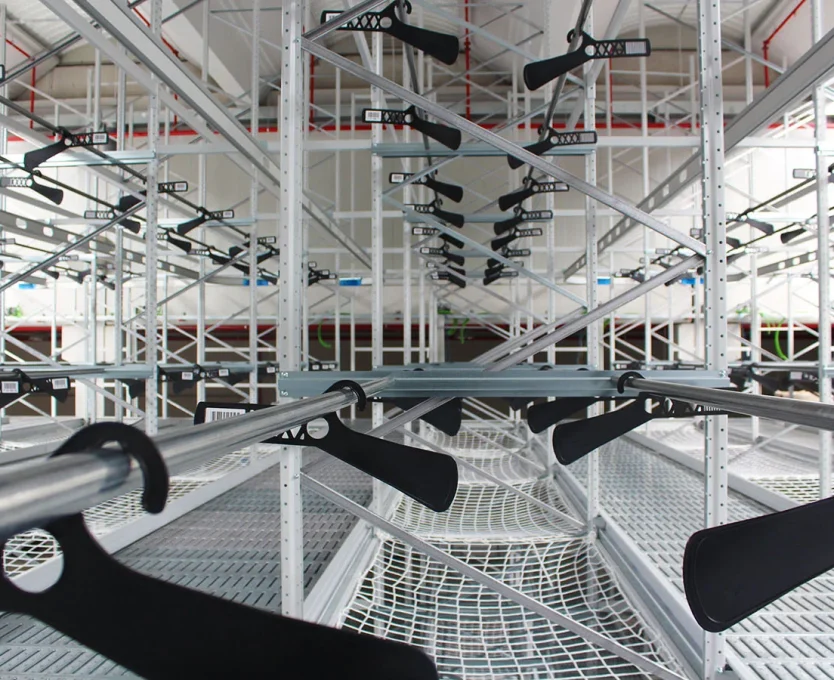 Estanteria de prenda colgada con pasillos