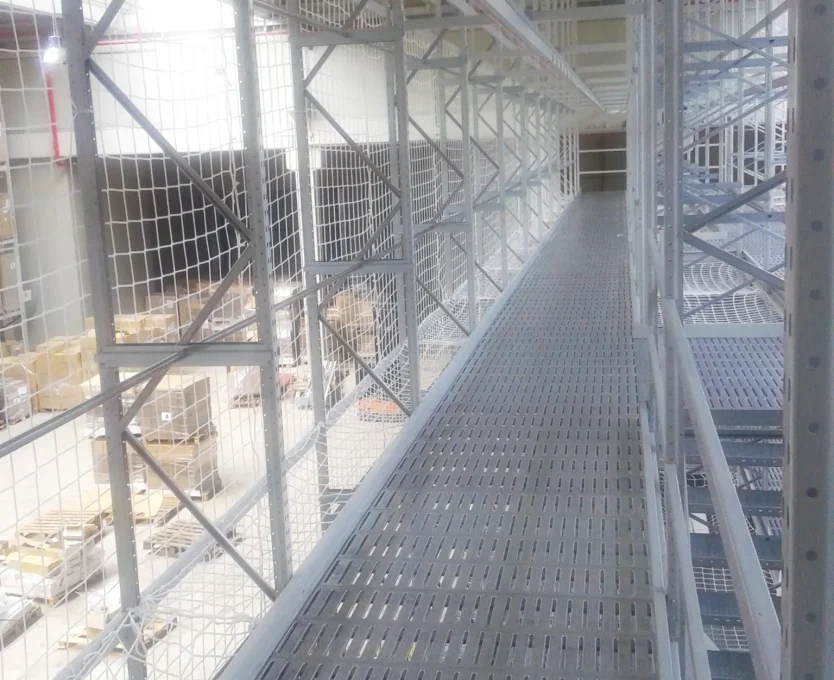 Estanteria de prenda colgada con pasillos acabado pregalva