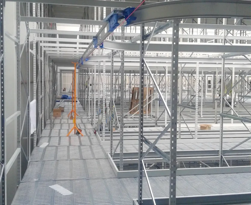 Estanteria picking prenda colgada con pasillos elevados KIMER