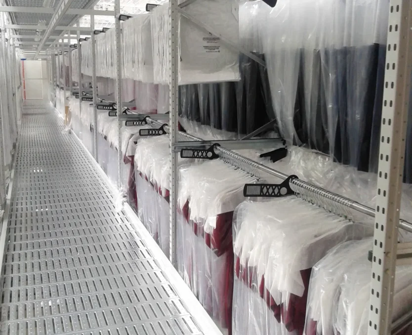 Estanterias de prenda colgada con pasillos elevados de Kimer