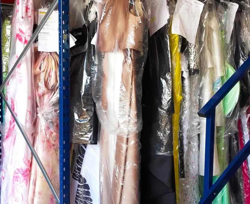 Estanteria con barra para colgar ropa