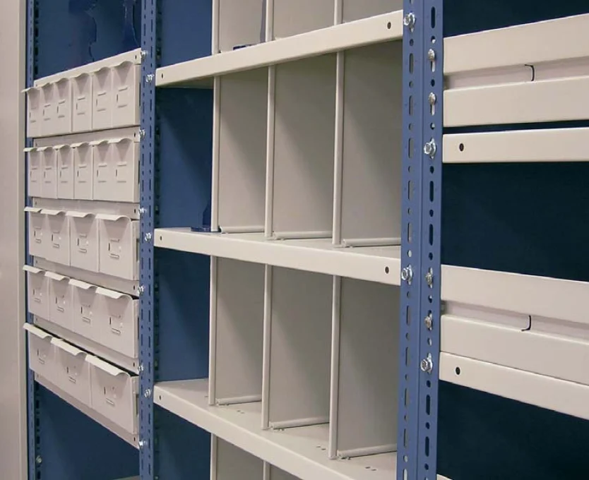 Estanteria de angulo ranurado con accesorios