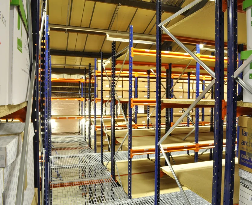 Estanterias picking para cargas pesadas con pasillos elevados