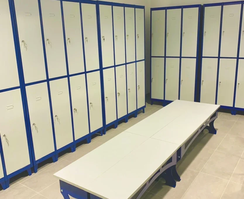 Taquillas biplaza con bancos de vestuarios